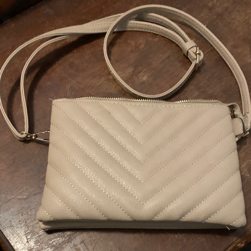 Elegant Cream Quilted Crossbody Bag 
Like brand new maybe used twice